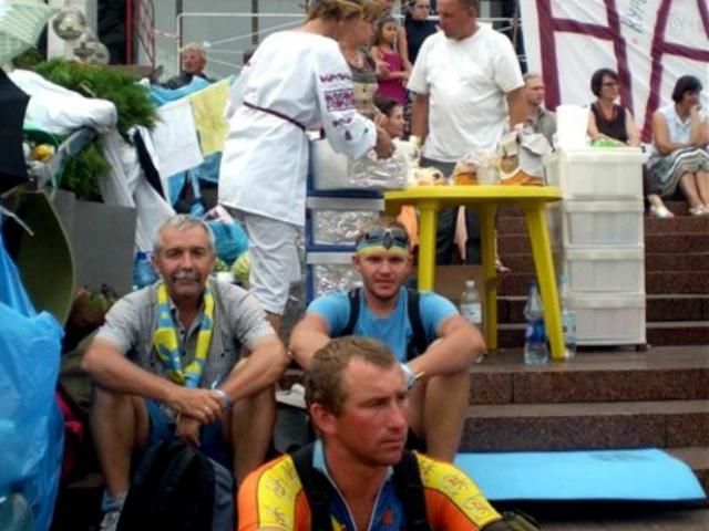 Под Украинским домом собрали 28 тысяч подписей к Януковичу Под Украинским домом собрали 28 тысяч подписей к Януковичу