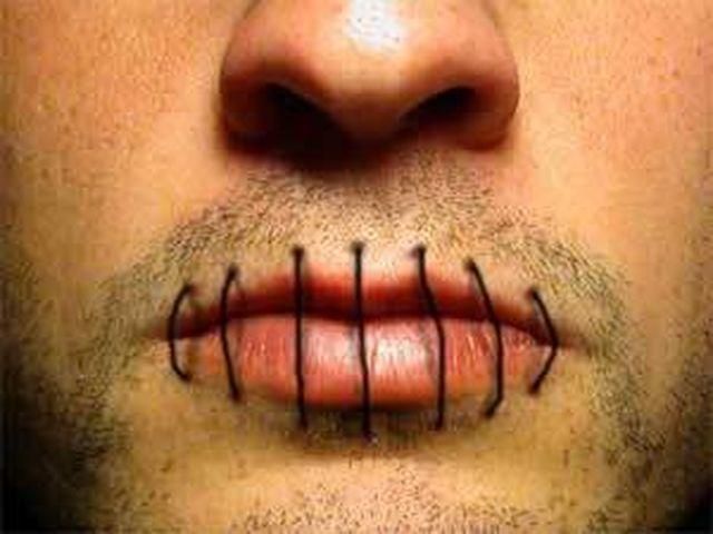 У Петербурзі прихильник Pussy Riot зашив собі рот У Петербурзі прихильник Pussy Riot зашив собі рот