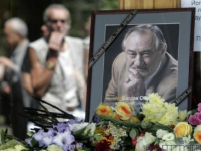 Янукович приїхав попрощатися з Богданом Ступкою Янукович приїхав попрощатися з Богданом Ступкою