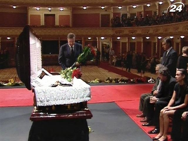 Проститься с Богданом Ступкой пришли Янукович, Ющенко и Кучма Проститься с Богданом Ступкой пришли Янукович, Ющенко и Кучма