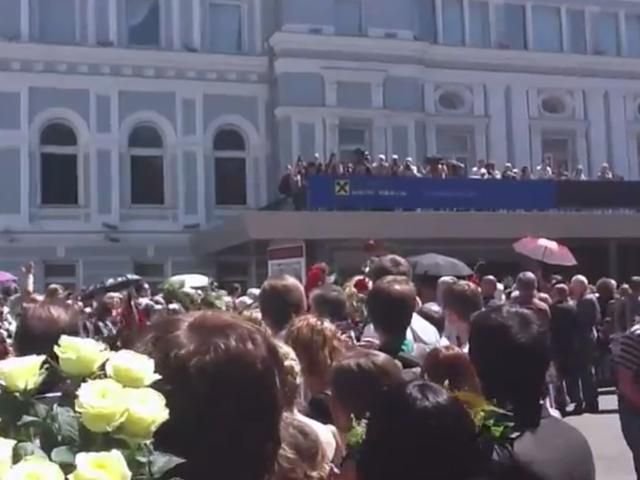 В последний путь Ступку провожали тысячи поклонников (ВИДЕО) В последний путь Ступку провожали тысячи поклонников (ВИДЕО)