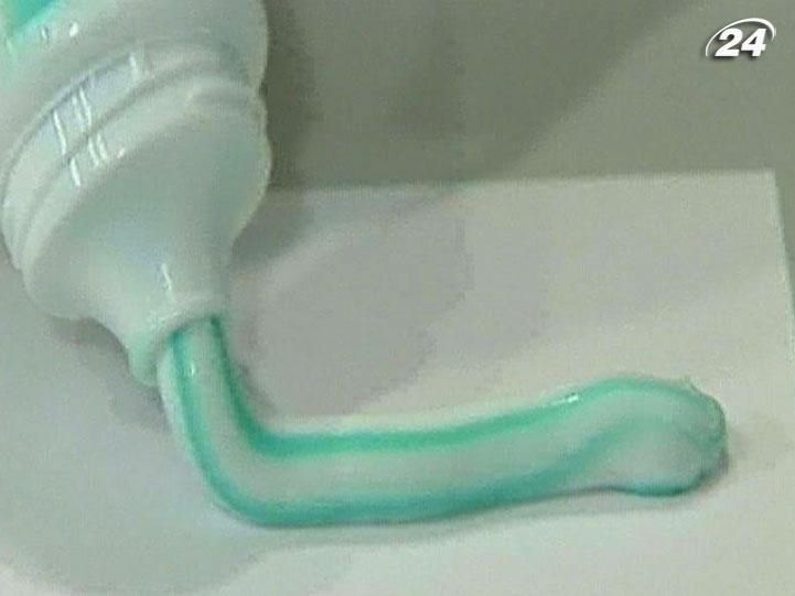 Зубная паста состоит из 15 компонентов, которые отмеряют с аптечной точностью