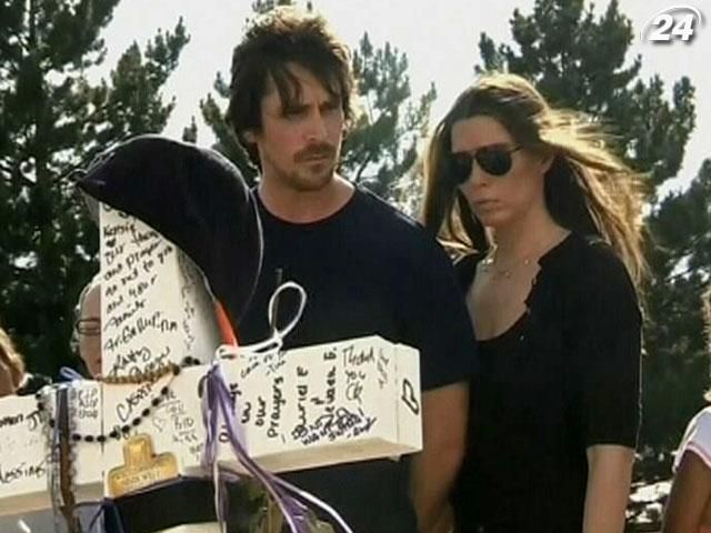 Кристиан Бэйл посетил пострадавших в стрельбе в Колорадо Кристиан Бэйл посетил пострадавших в стрельбе в Колорадо