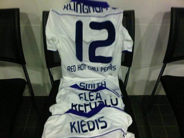 Red Hot Chili Peppers відіграли концерт у Києві в футболках "Динамо" Red Hot Chili Peppers відіграли концерт у Києві в футболках "Динамо"