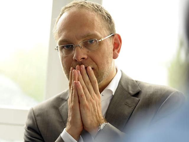 Власенко каже, що Тимошенко у колонії змушують повзти до телефону Власенко каже, що Тимошенко у колонії змушують повзти до телефону