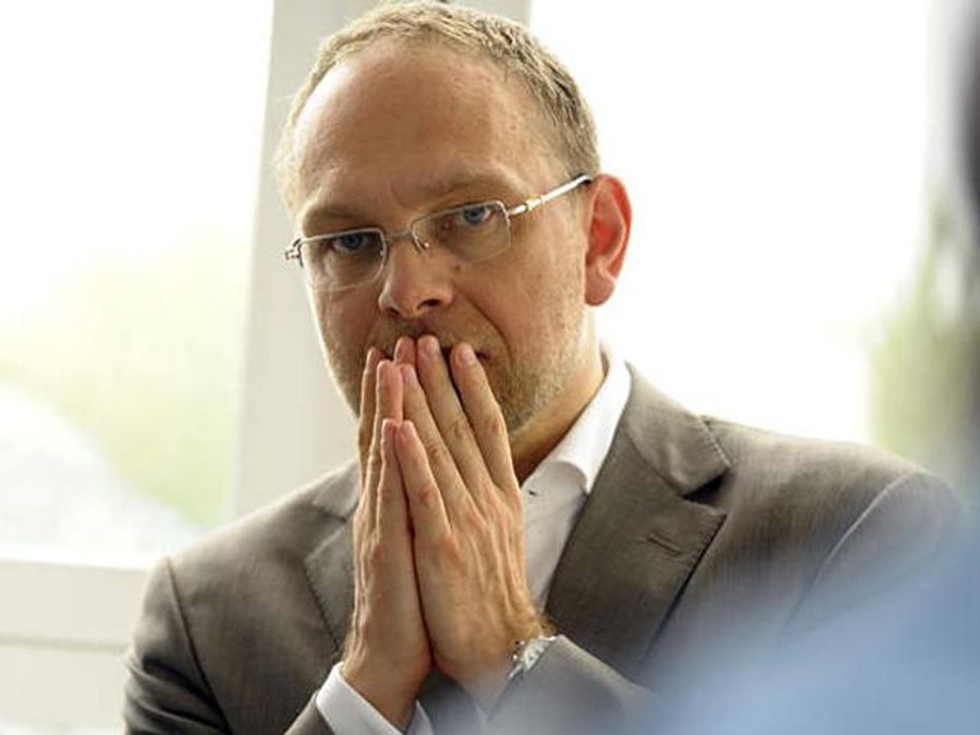 Власенко каже, що Тимошенко у колонії змушують повзти до телефону