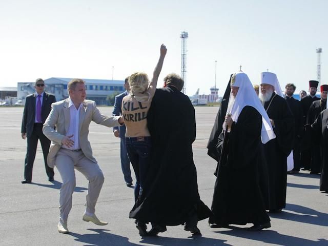 У Кирилла к нападениям голых девушек уже привыкли. У Кирилла к нападениям голых девушек уже привыкли.