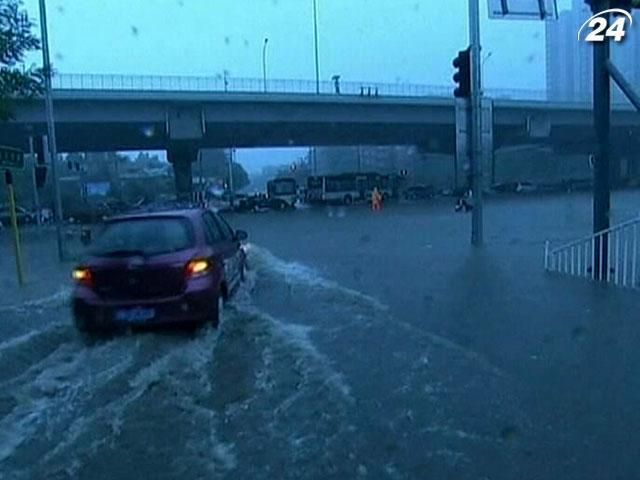 Кількість жертв повені в Пекіні зросла до 77 людей