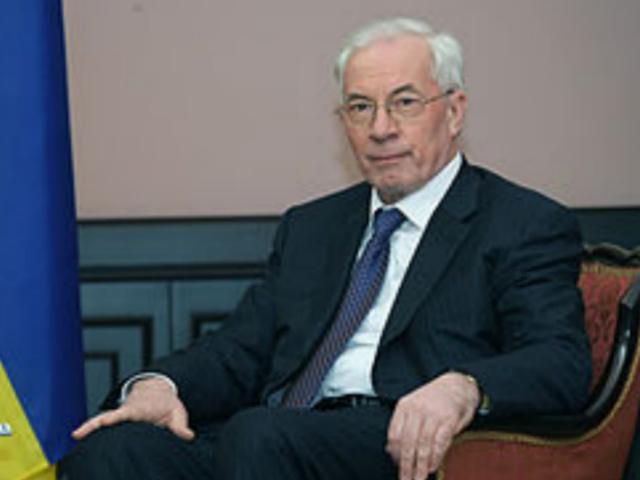 Микола Азаров провідає королеву Микола Азаров провідає королеву