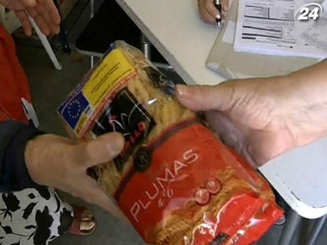 Красный Крест помогает испанцам продуктами Красный Крест помогает испанцам продуктами