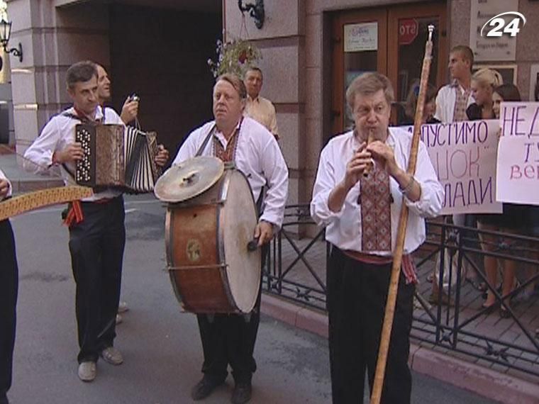 Гуцули мітингували проти корупціонерів у списку опозиції Гуцули мітингували проти корупціонерів у списку опозиції