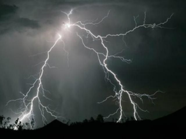 Женщина на Прикарпатье уцелела после удара молнии