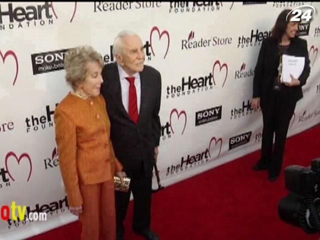 Кирк Дуглас пожертвовал $ 50 млн на благотворительность Кирк Дуглас пожертвовал $ 50 млн на благотворительность