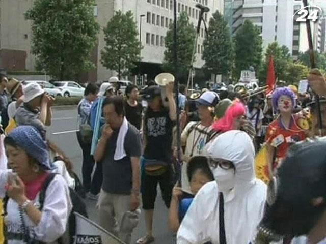 Японці оточили парламент в знак протесту проти АЕС