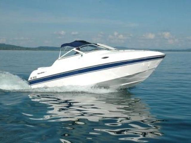 На Дніпрі перевернувся катер, є постраждалі На Дніпрі перевернувся катер, є постраждалі