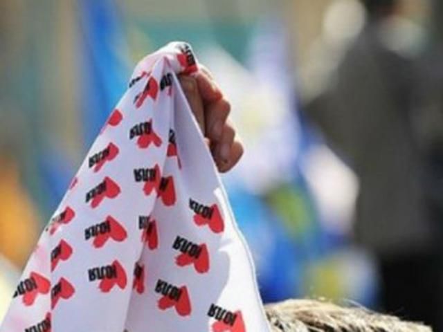 Учасники з'їзду Об'єднаної опозиції збираються біля штабу БЮТ Учасники з'їзду Об'єднаної опозиції збираються біля штабу БЮТ