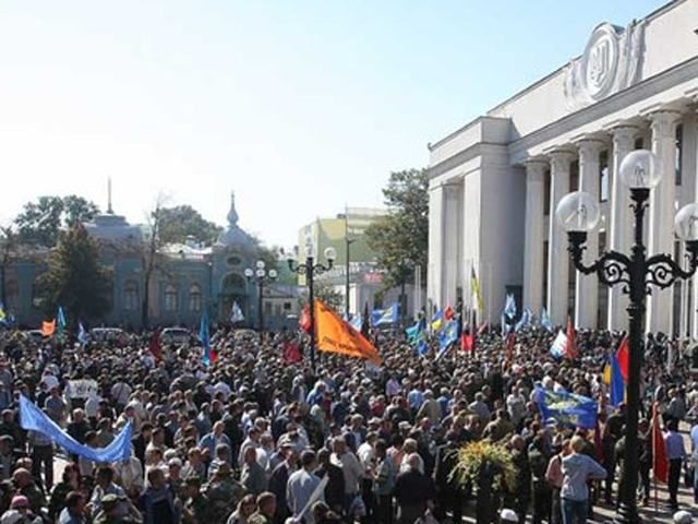 Під Верховною Радою пікетують опозиціонери