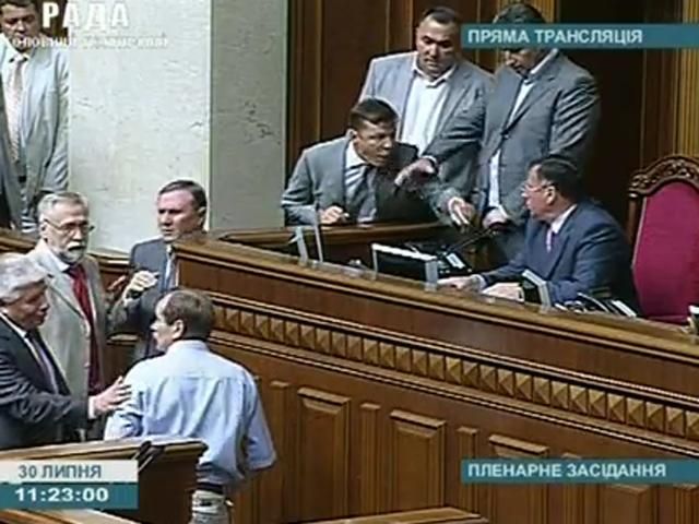 В Верховной Раде между депутатами произошла стычка (ВИДЕО) В Верховной Раде между депутатами произошла стычка (ВИДЕО)