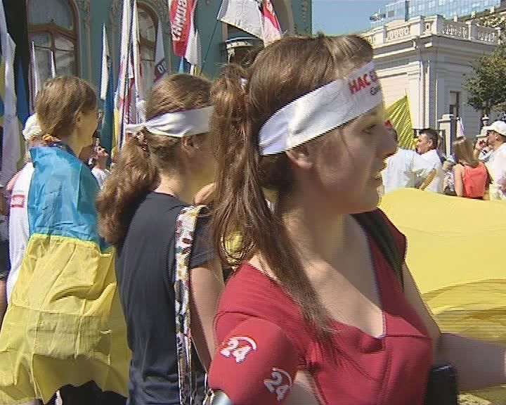 Активисты пришли на защиту украинского языка под стены Верховной Рады