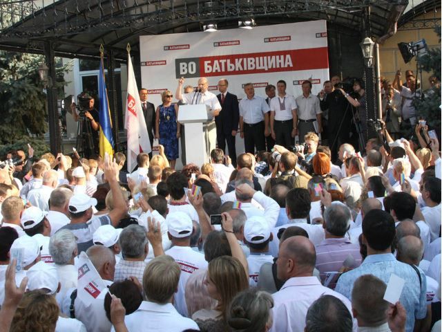 Политолог: Часть "бютовцев" откажется от мест в списке оппозиции Политолог: Часть "бютовцев" откажется от мест в списке оппозиции