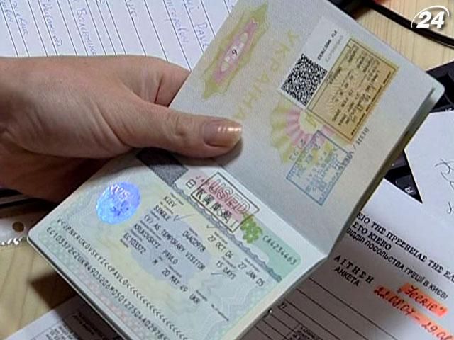 Половине украинцев отказывают в визах из-за деятельности посредников