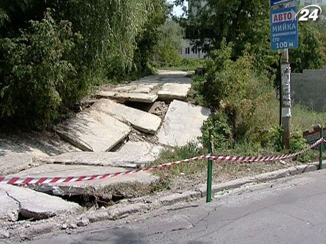 У Києві поблизу проїзної частини провалився асфальт