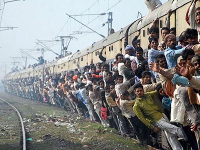 В Індії у потягах застрягли 300 тисяч людей В Індії у потягах застрягли 300 тисяч людей