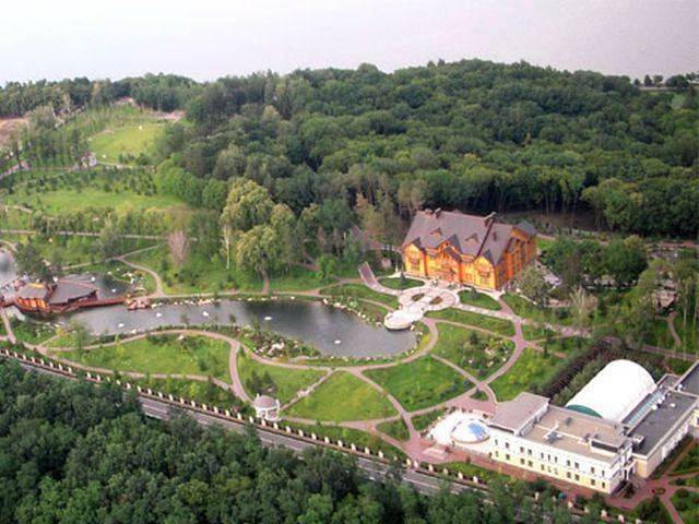 У Межигір'ї за хуліганство затримали журналісток У Межигір'ї за хуліганство затримали журналісток