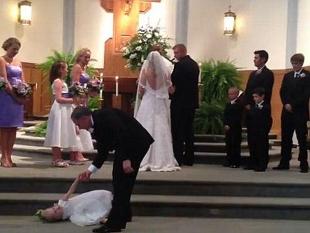 Девочка, которая держала букет невесты, заснула у алтаря во время церемонии (Видео)