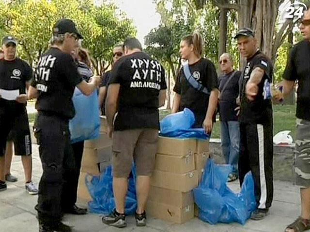 Греческие ультраправые устроили продовольственную акцию перед парламентом Греческие ультраправые устроили продовольственную акцию перед парламентом