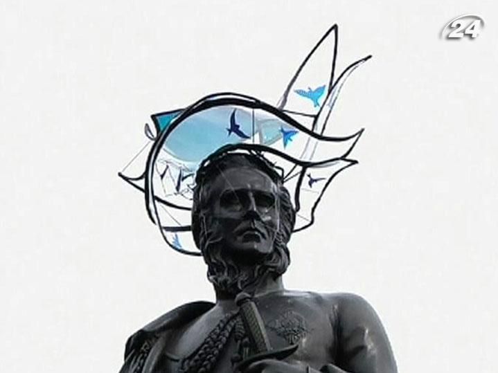 В Лондоне памятники одели в олимпийские шляпы В Лондоне памятники одели в олимпийские шляпы