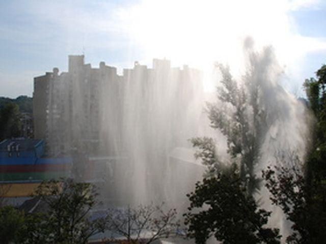 У Києві біля Палацу Україна з-під землі забив фонтан води 