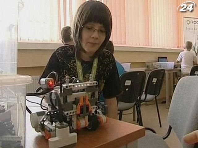 Польских школьников на каникулах учат складывать игрушечных роботов