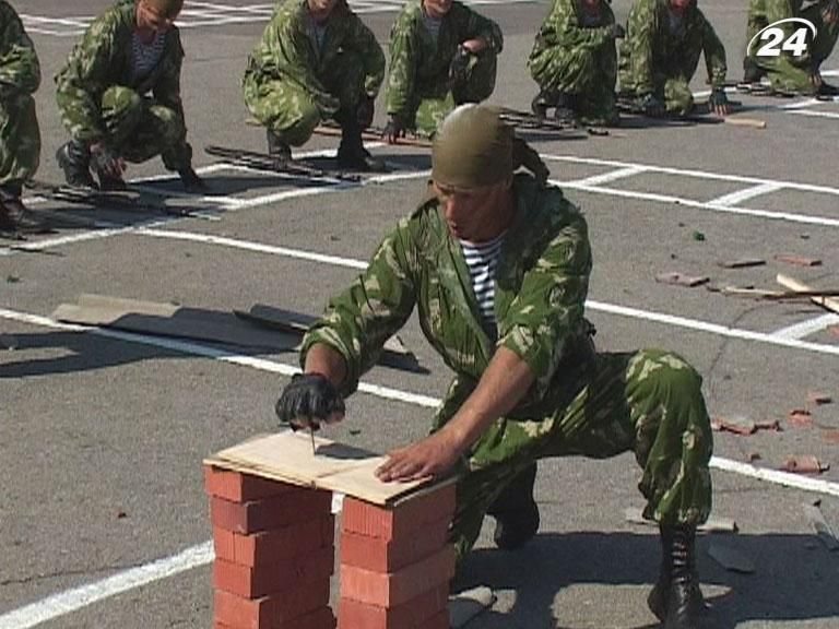 Десантники во Львове демонстрировали навыки рукопашного боя