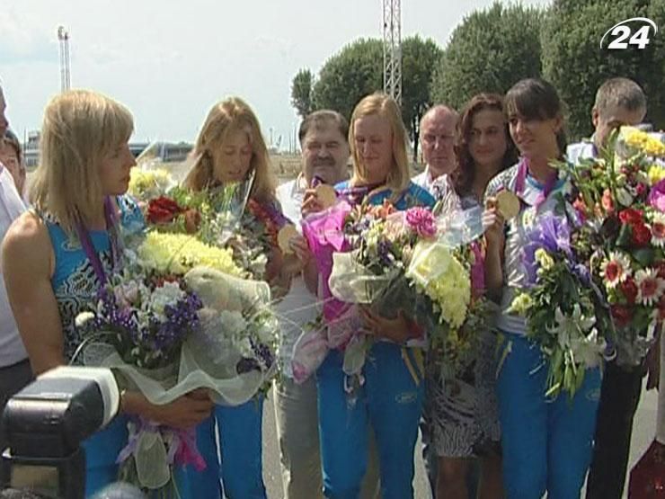 З Лондона повернулись олімпійські чемпіонки з веслування З Лондона повернулись олімпійські чемпіонки з веслування