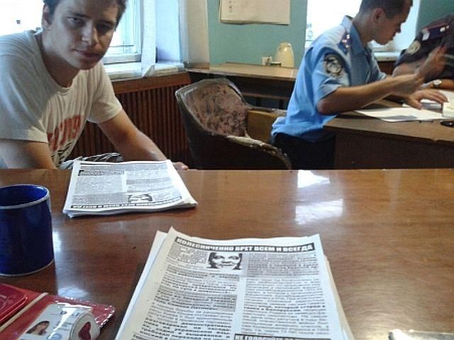 В Севастополе задержали активистов за листовки против регионалов В Севастополе задержали активистов за листовки против регионалов