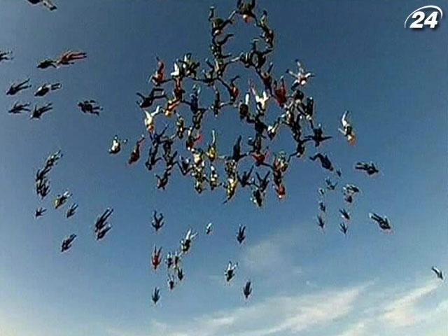 140 парашютистов установили рекорд по вертикальному скайдайвингу