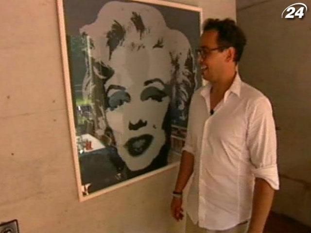 В доме швейцарского архитектора произведения искусства контрастируют с бетонными стенами В доме швейцарского архитектора произведения искусства контрастируют с бетонными стенами