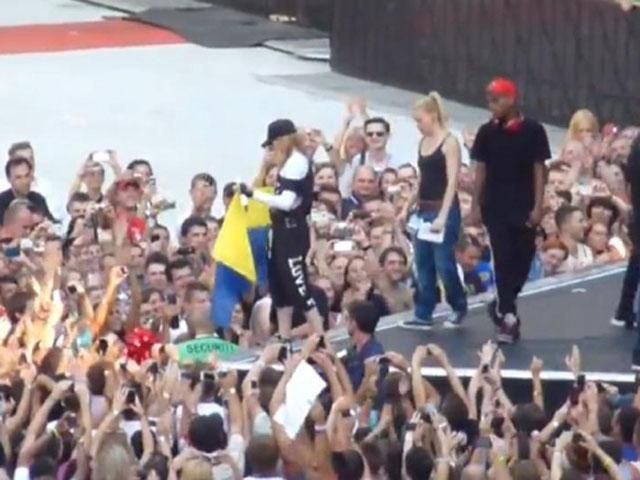 Мадонна перепутала украинский флаг с российским