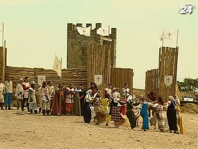 Фестиваль у Судаку зібрав лицарів, ремісників та інших середньовічних героїв