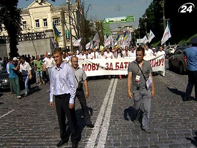 Позачергову сесію Верховної Ради пікетували тисячі людей Позачергову сесію Верховної Ради пікетували тисячі людей