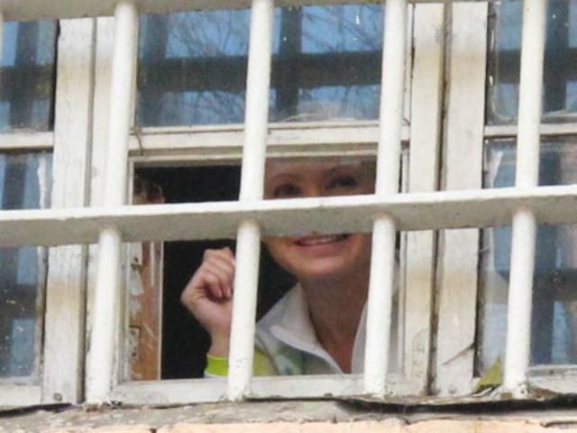 Улицы Киева обклеили стикерами с Тимошенко (Фото) Улицы Киева обклеили стикерами с Тимошенко (Фото)