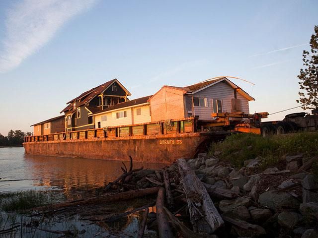 У Канаді будинок 8 годин плавав на воді (ФОТО) У Канаді будинок 8 годин плавав на воді (ФОТО)