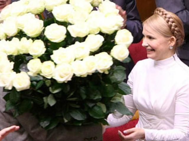 Опозиціонери передали для Тимошенко 365 троянд Опозиціонери передали для Тимошенко 365 троянд