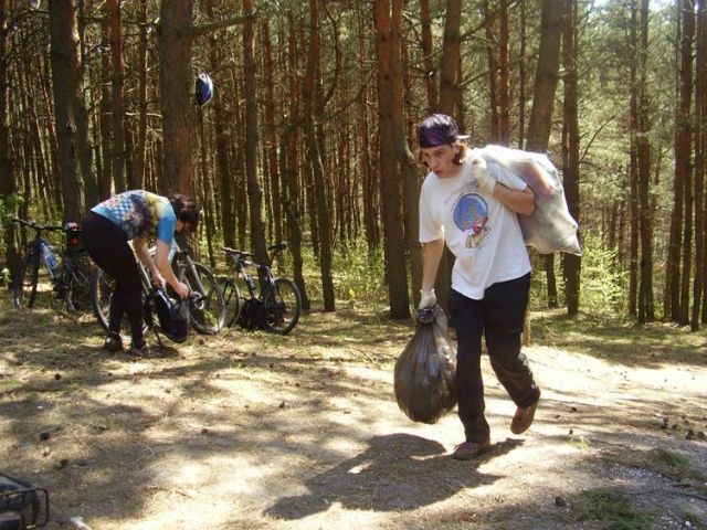 Британські волонтери збирають сміття у Харкові