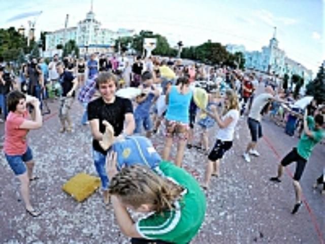 У центрі Луганська влаштували бій подушками (Фото) У центрі Луганська влаштували бій подушками (Фото)