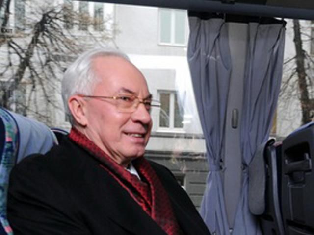 Азаров навідається в автошколу, щоб покращити транспорт