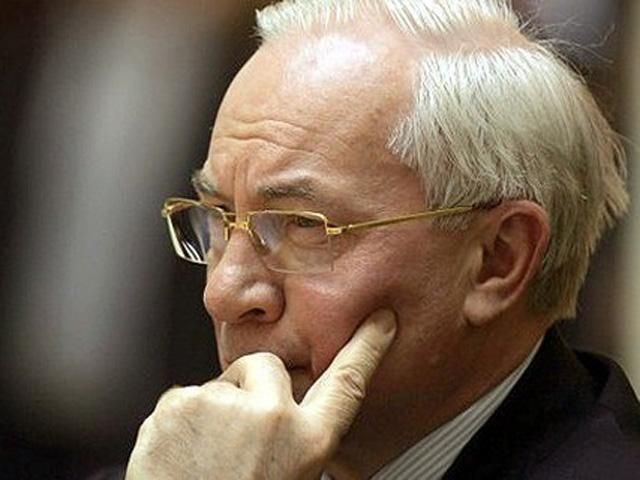 Азаров показал, как искусно ездит на авто Азаров показал, как искусно ездит на авто