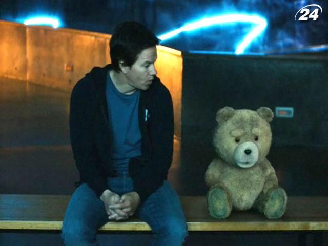 "Третий лишний": дружба мальчика с плюшевым мишкой мешает любви "Третий лишний": дружба мальчика с плюшевым мишкой мешает любви