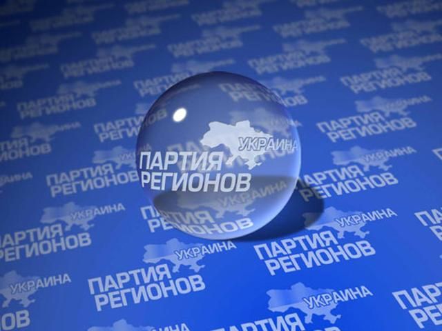 На Вінничині регіонал "ділиться" з виборцями аптечками (ФОТО) На Вінничині регіонал "ділиться" з виборцями аптечками (ФОТО)